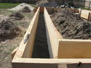Устройство опалубки и заливка фундамента на пучинистых грунтах 